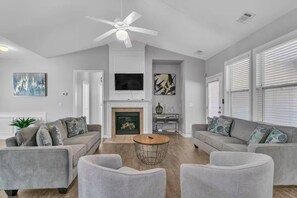 Televisión, chimenea, libros