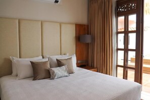 Doppia Deluxe, patio, vista piscina | Una cassaforte in camera, una scrivania, Wi-Fi gratuito