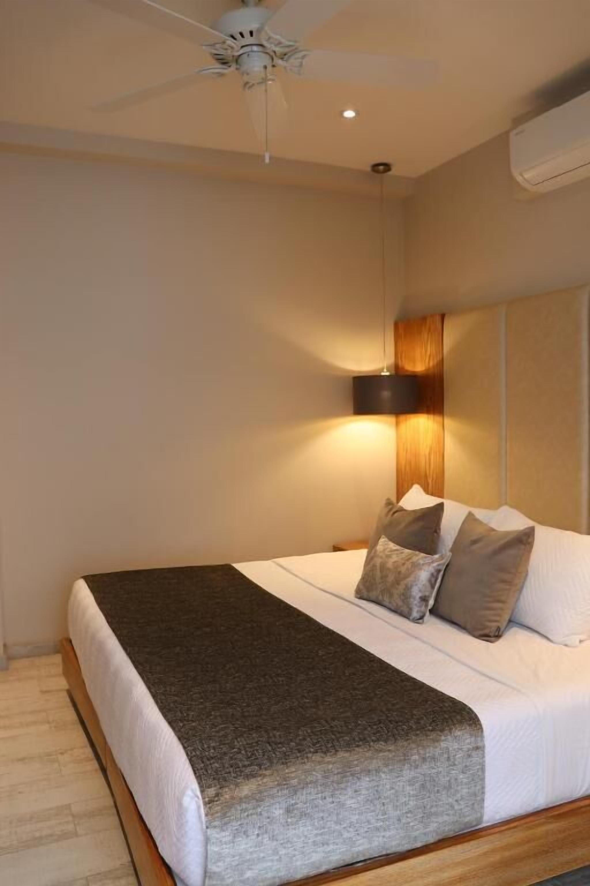 Doppia Deluxe, patio, vista piscina | Una cassaforte in camera, una scrivania, Wi-Fi gratuito