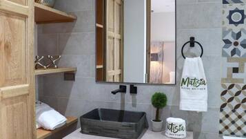 Deluxe Double Room, Patio, Courtyard View | Bathroom