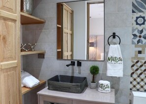Doppia Deluxe, patio, vista cortile | Bagno | Set di cortesia gratuito, sapone, shampoo, carta igienica