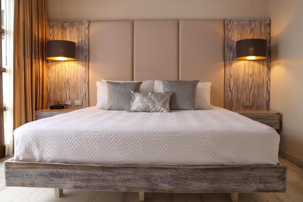 Doppia Deluxe, patio, vista cortile | Una cassaforte in camera, una scrivania, Wi-Fi gratuito