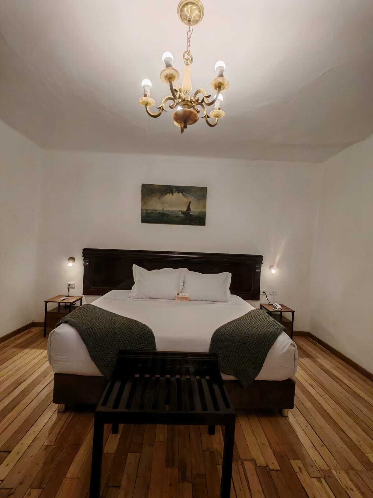 Escritorio, cortinas opacas, tabla de planchar con plancha y wifi gratis