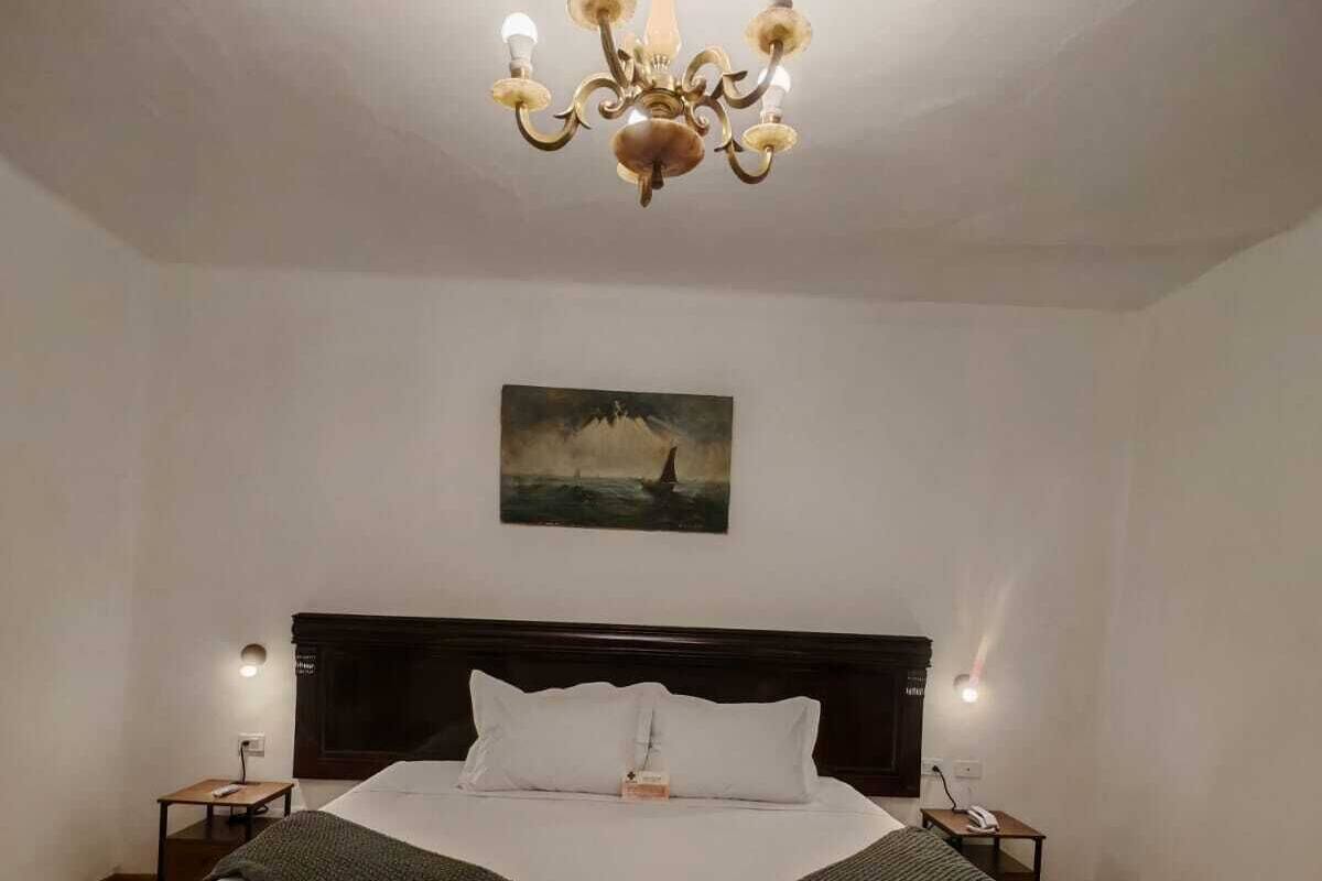 Escritorio, cortinas opacas, tabla de planchar con plancha y wifi gratis