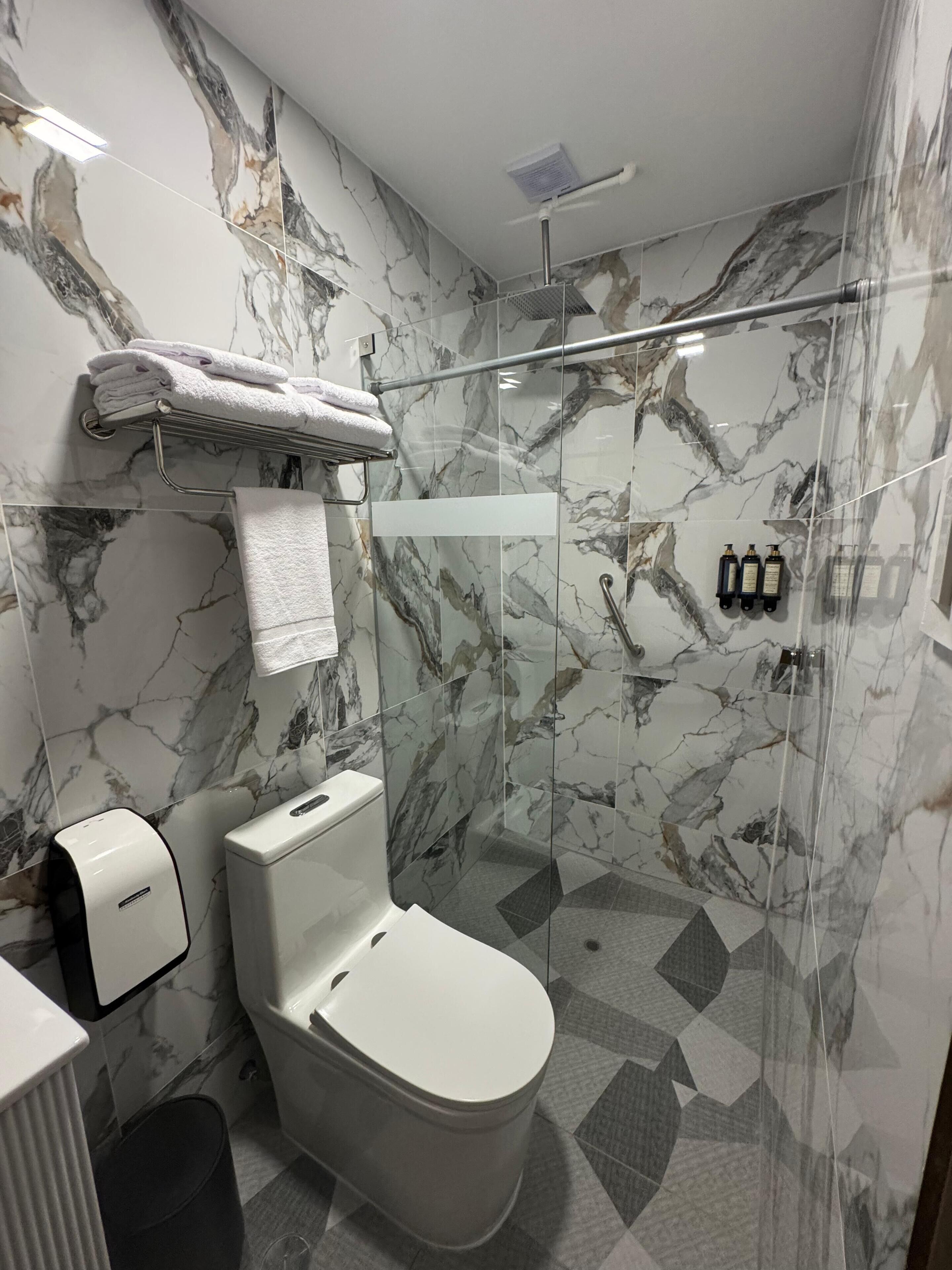 Ducha, artículos de tocador gratuitos, secador de pelo, toallas