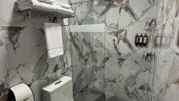 Ducha, artículos de tocador gratuitos, secador de pelo, toallas