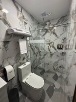 Ducha, artículos de tocador gratuitos, secador de pelo, toallas