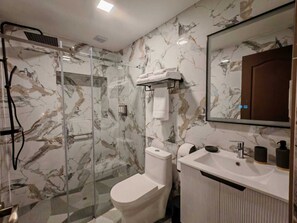 Dubbelrum | Badrum | Dusch, gratis toalettartiklar, hårtork och handdukar