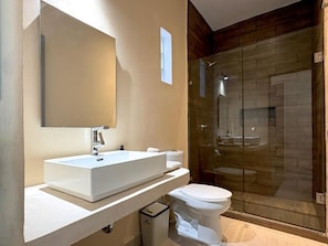 Habitación clásica doble, 2 camas de matrimonio | Baño | Ducha, secador de pelo, toallas y jabón