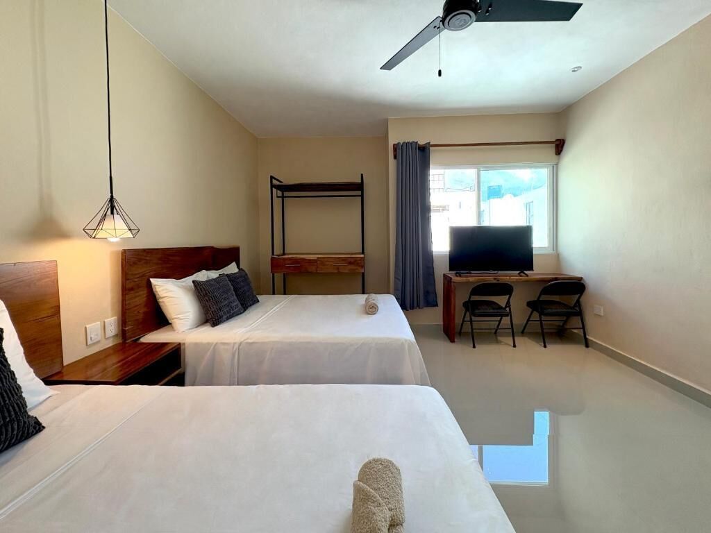 Habitación clásica doble, 2 camas de matrimonio | Escritorio, espacio para trabajar con un portátil, wifi gratis