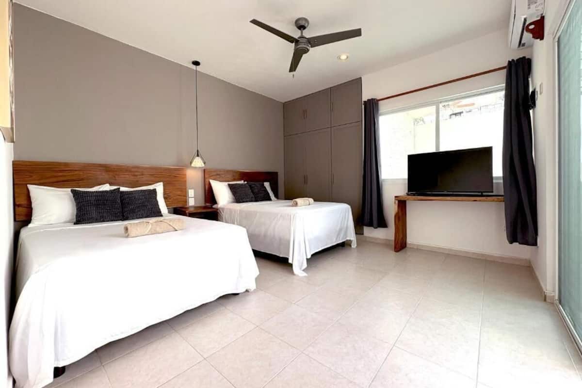 Habitación clásica doble, 2 camas de matrimonio | Escritorio, espacio para trabajar con un portátil, wifi gratis