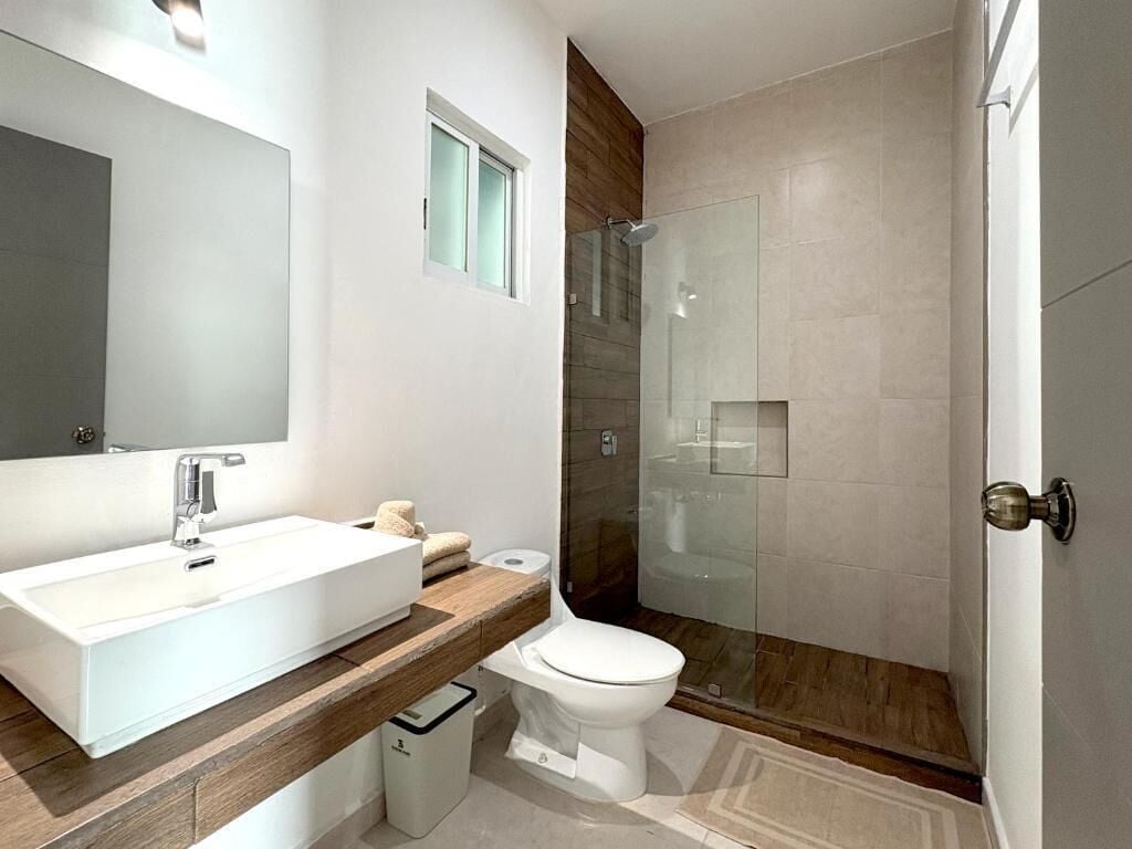 Habitación clásica doble, 2 camas de matrimonio | Baño | Ducha, secador de pelo, toallas y jabón