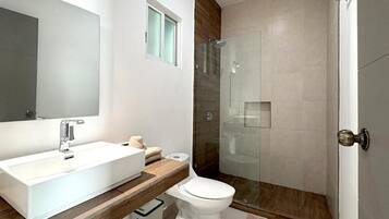 Habitación clásica doble, 2 camas de matrimonio | Baño | Ducha, secador de pelo, toallas y jabón