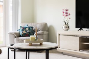 TV, offices - Family Home | Office, Garden & Country Park Views (Warwickshire)