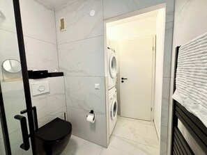 Douche, sèche-cheveux, serviettes fournies, shampoing