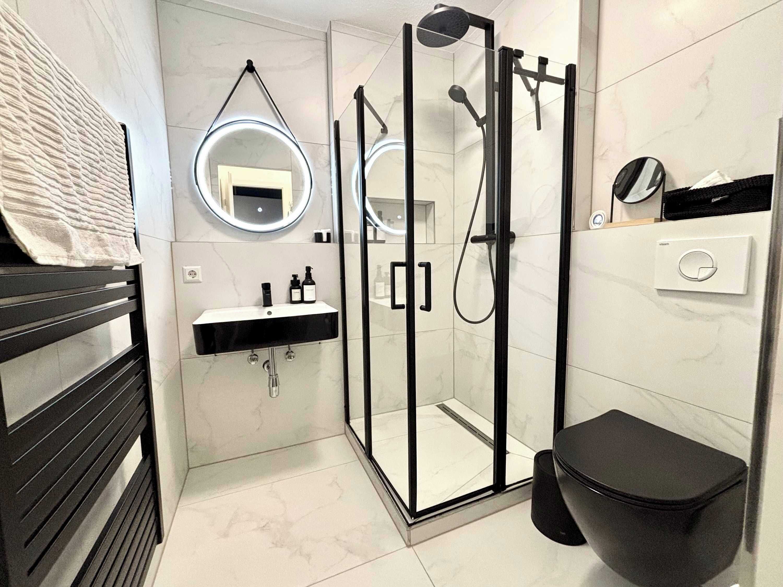 Dusche, Haartrockner, Handtücher, Shampoo