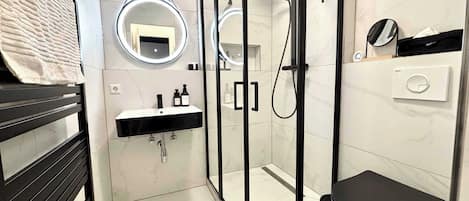 Shower, hair dryer, towels, shampoo