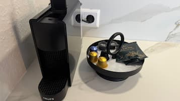 Een douche, een haardroger, handdoeken, shampoo