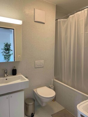 Shower, towels - Top modern Apartment near Novartis Campus (Basel)