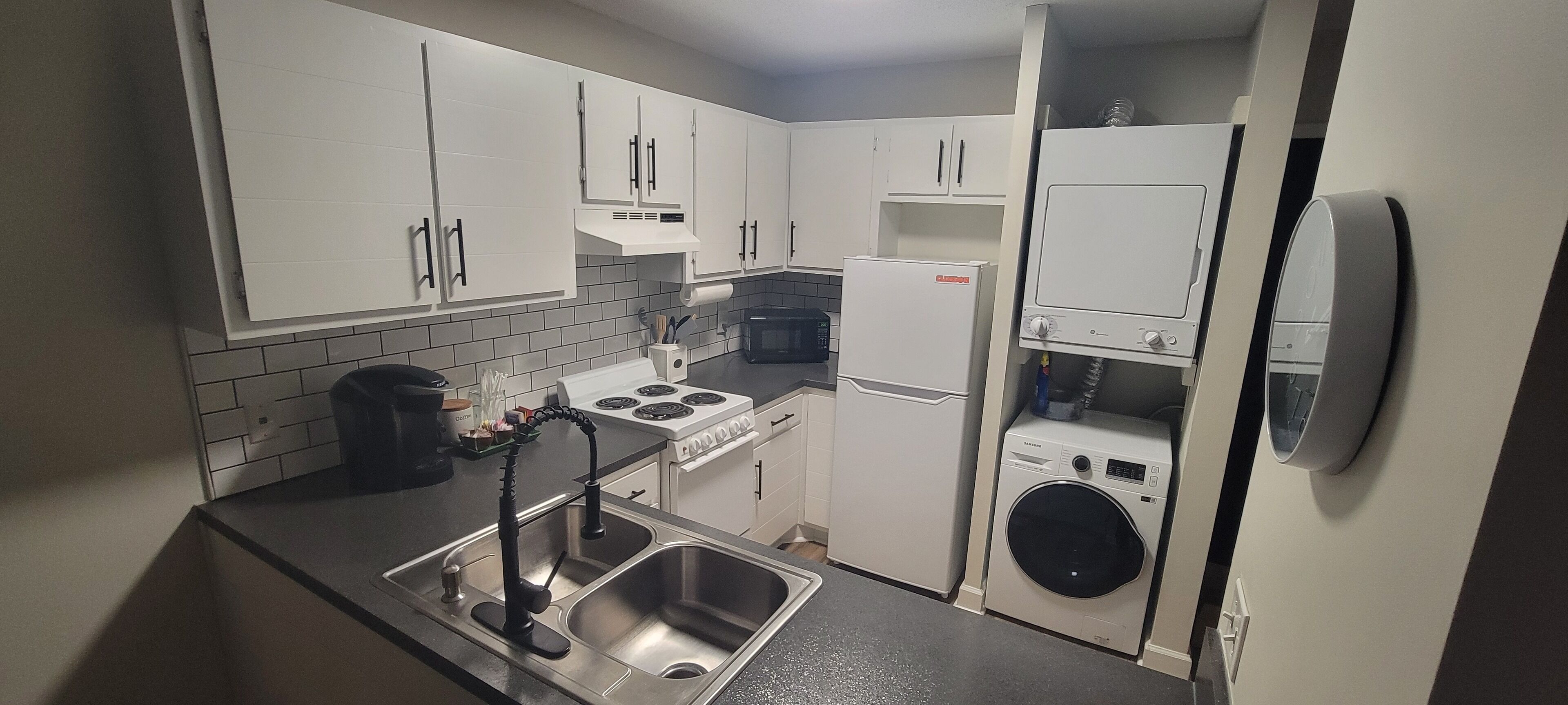 Réfrigérateur, micro-ondes, four, plaque de cuisson