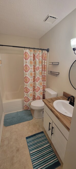 Suihku, hiustenkuivaaja, pyyhkeet, saippua