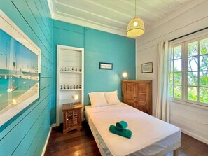 3 quartos, escrivaninha, ferros/tábuas de passar roupa