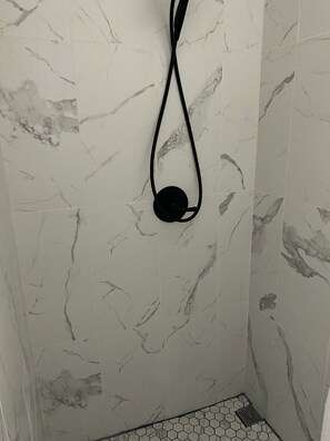 Een douche, een haardroger, handdoeken, zeep