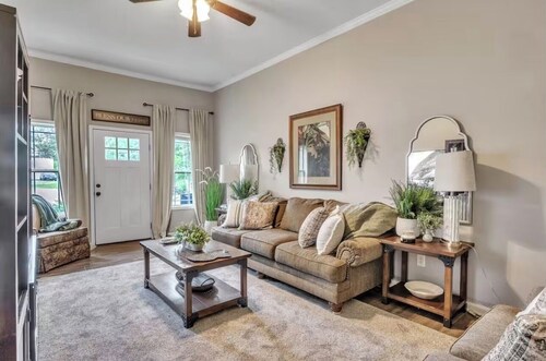 Southern Sisters Retreat - The Carolyn: Cozy Home Near MSU w/ Fire Pit + Grill