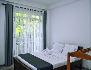 Kamar Double Standar, balkon, pemandangan kebun | Setrika/meja setrika