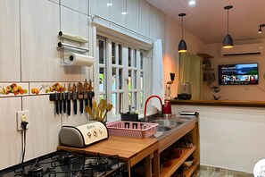 Classic-huvila | Yksityinen keittiö | Jääkaappi, mikroaaltouuni, uuni, liesi