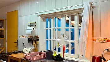 Classic Villa | Private kitchen | Fridge, microwave, oven, stovetop