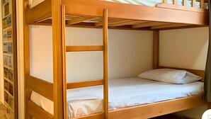 家庭別墅 | 高級寢具、手提電腦工作空間、遮光窗簾/窗簾、熨斗/熨衫板