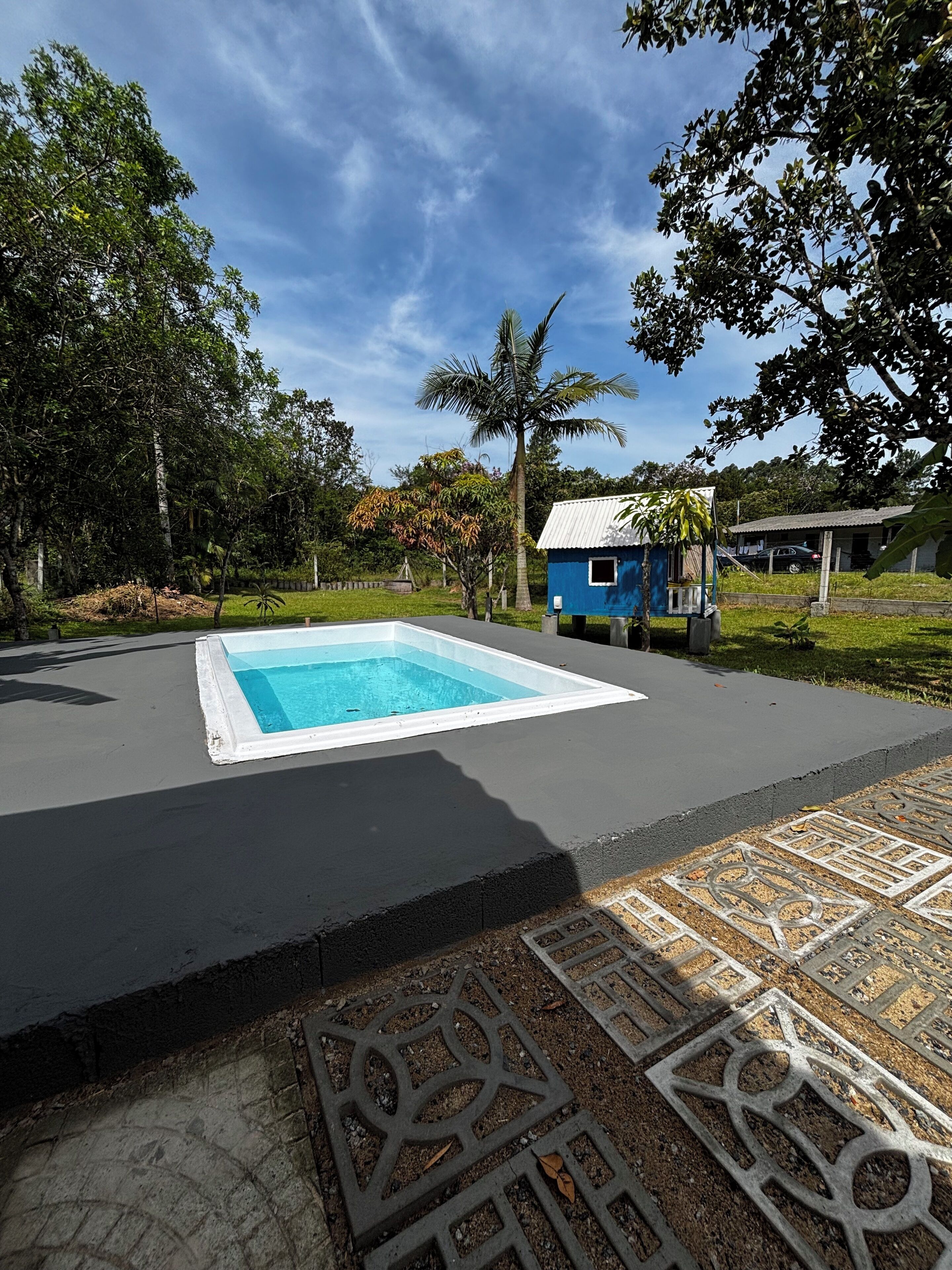 6 outdoor pools