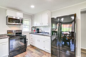 Jääkaappi, mikroaaltouuni, uuni, liesi