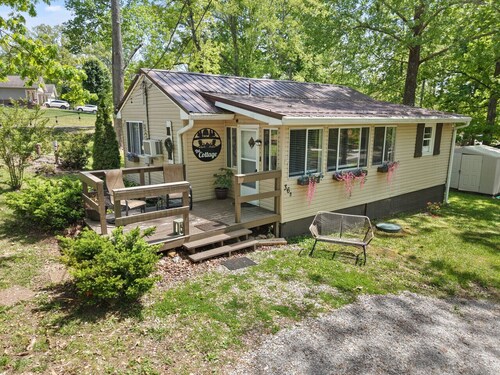 Wooded Cottage with Fire Pit and Boat Parking