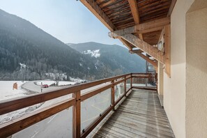 Property grounds - Apartment 'Le Chalet Ponturin': Mountain View, Balcony, and Wi-Fi (Peisey-Nancroix)