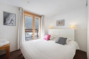 4 habitaciones, tabla de planchar con plancha, wifi y ropa de cama 