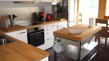 Een koelkast, een microgolfoven, een oven, een kookplaat