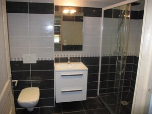 Douche, sèche-cheveux, serviettes fournies