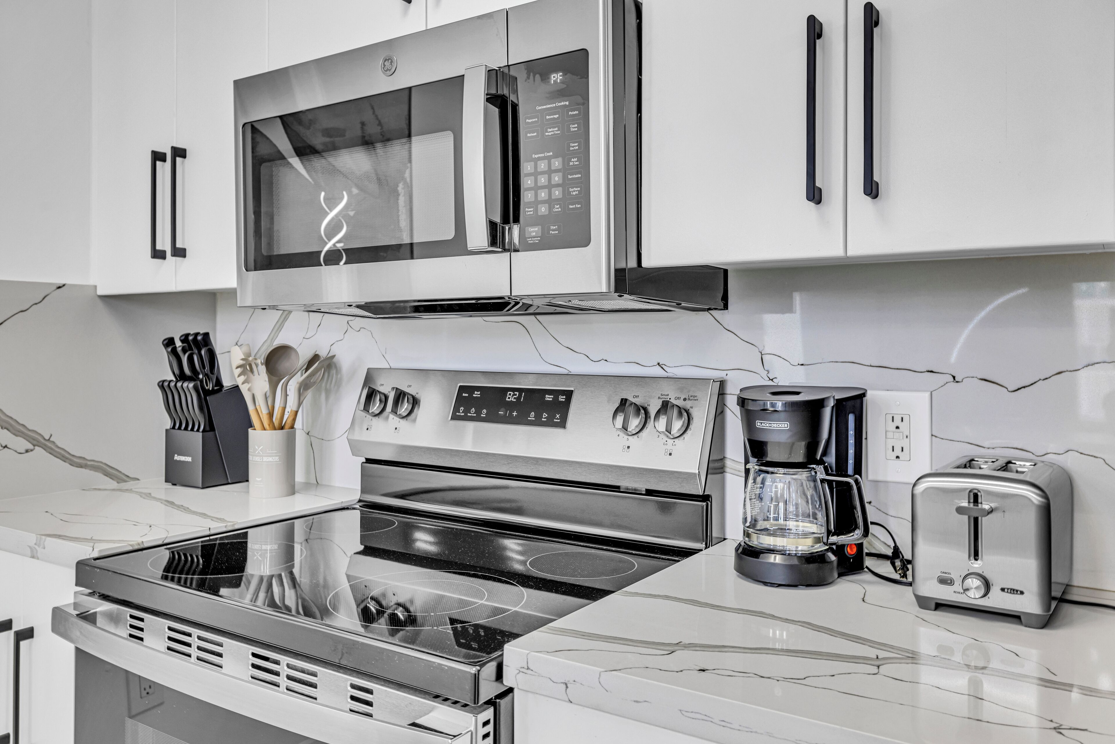 Apartamento luxo, vista para a cidade | Cozinha privada | Geladeira grande, micro-ondas, fogão, cooktop