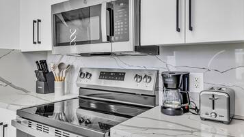 Apartamento luxo, vista para a cidade | Cozinha privada | Geladeira grande, micro-ondas, fogão, cooktop