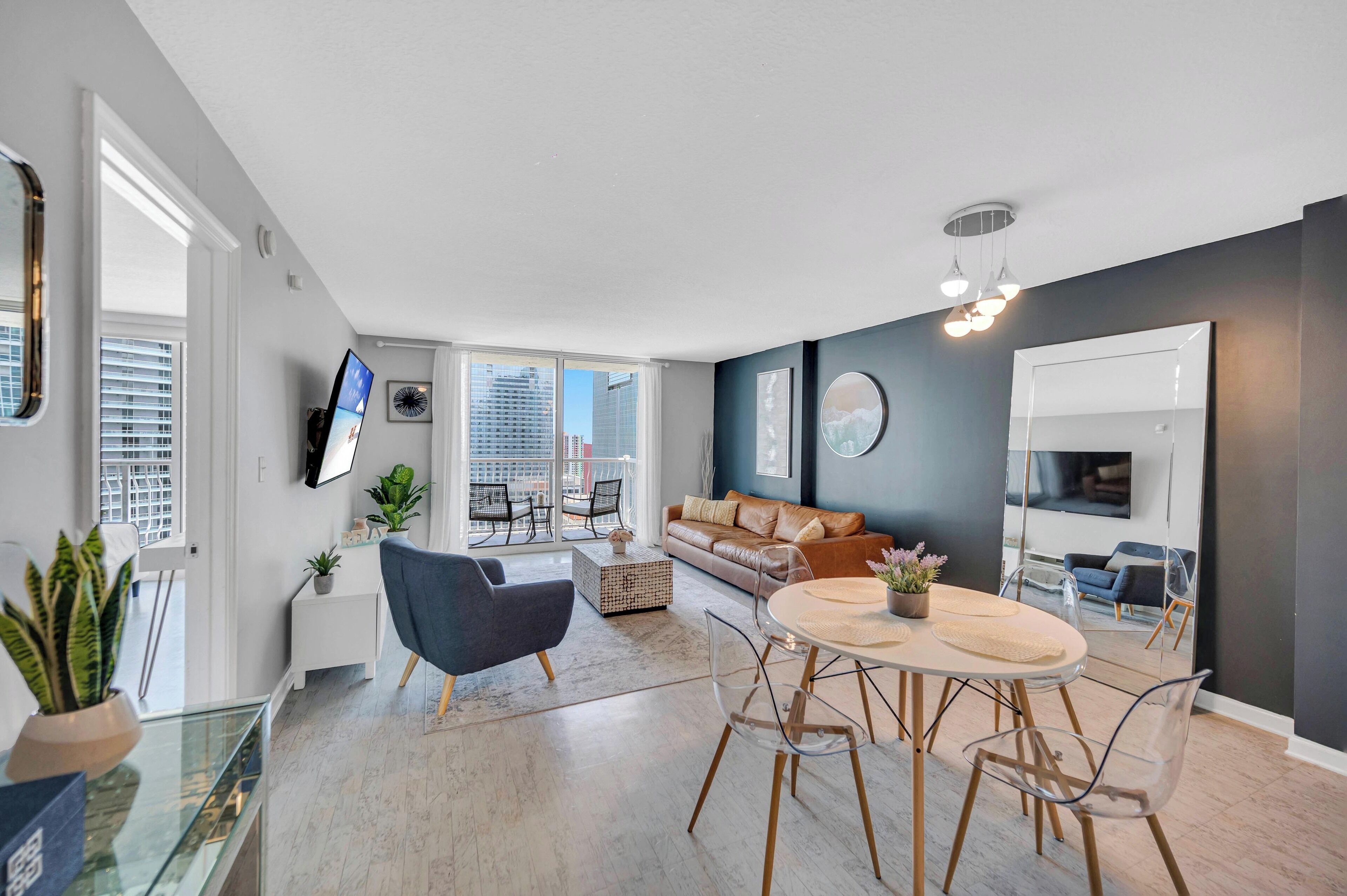 Deluxe Apartment, City View | Living area