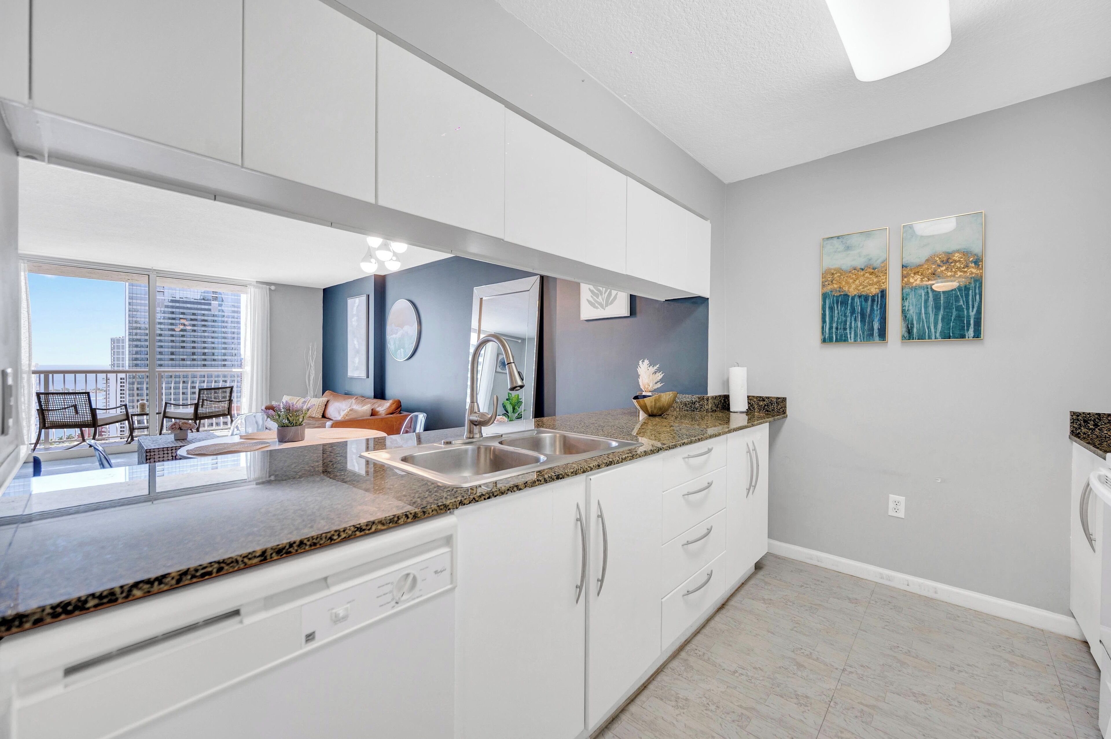 Deluxe Apartment, City View | Interior