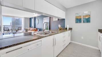 Deluxe Apartment, City View | Interior