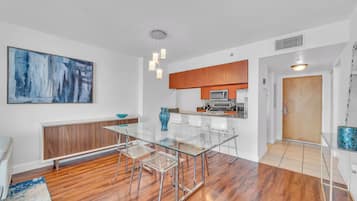 Apartemen Deluks, pemandangan kota | Tempat makan