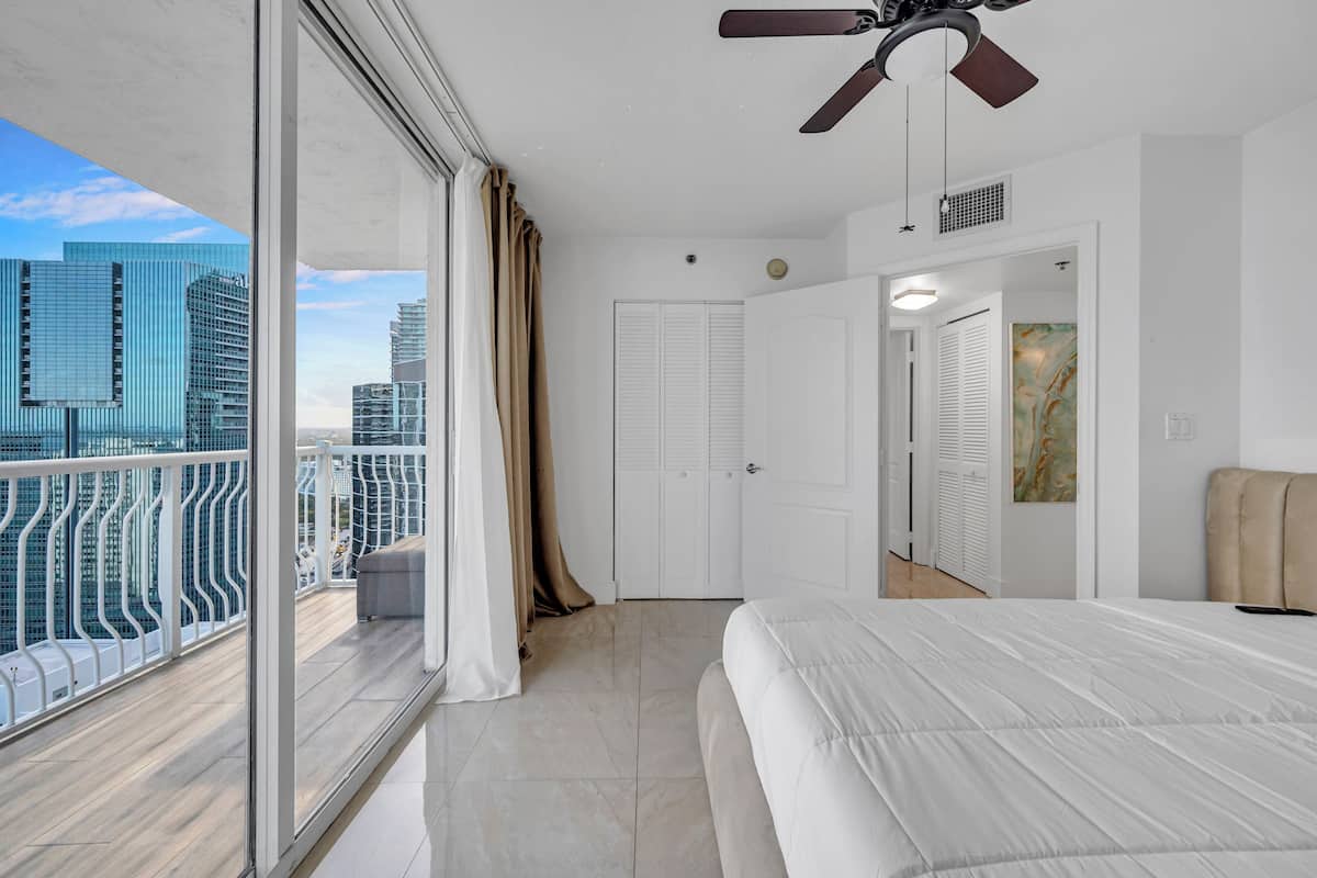 Apartemen Mewah, pemandangan samudra | Meja kerja, ruang kerja ramah laptop, dan Wi-Fi gratis