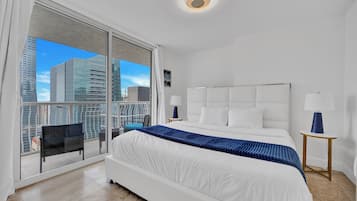 Apartamento conforto, vista para a cidade | Escrivaninha, espaço de trabalho para notebook, Wi-Fi de cortesia