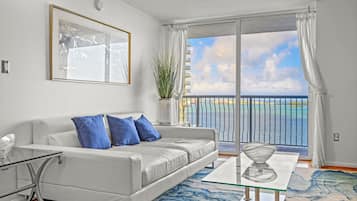 Deluxe Apartment, Ocean View | Living area