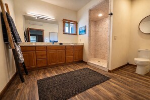 Chuveiro, secador de cabelo, toalhas de banho, sabonete