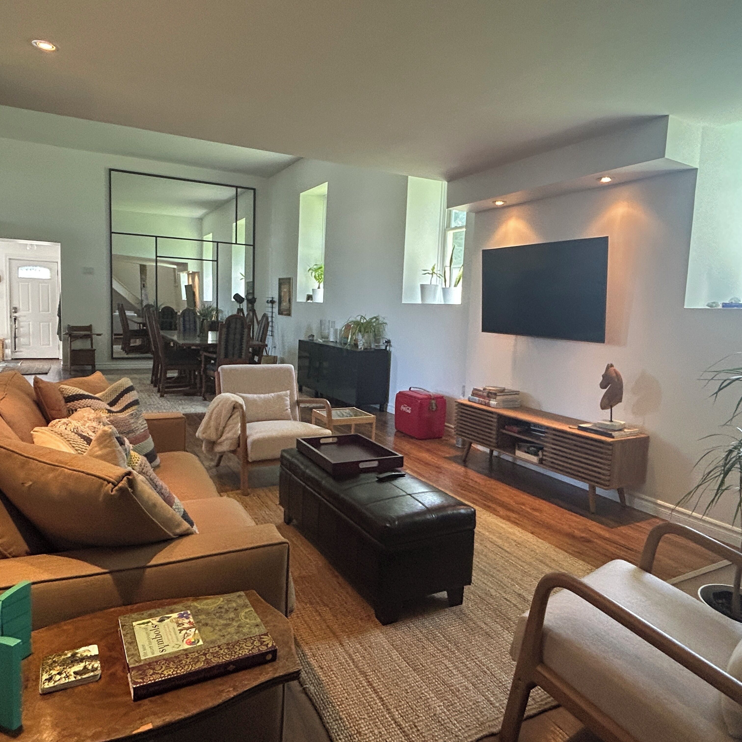 Een smart-tv en een open haard